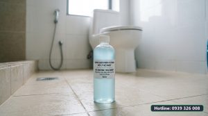 Sản phẩm xử lý bể phốt đặt cạnh khu vực vệ sinh gia đình sạch sẽ.